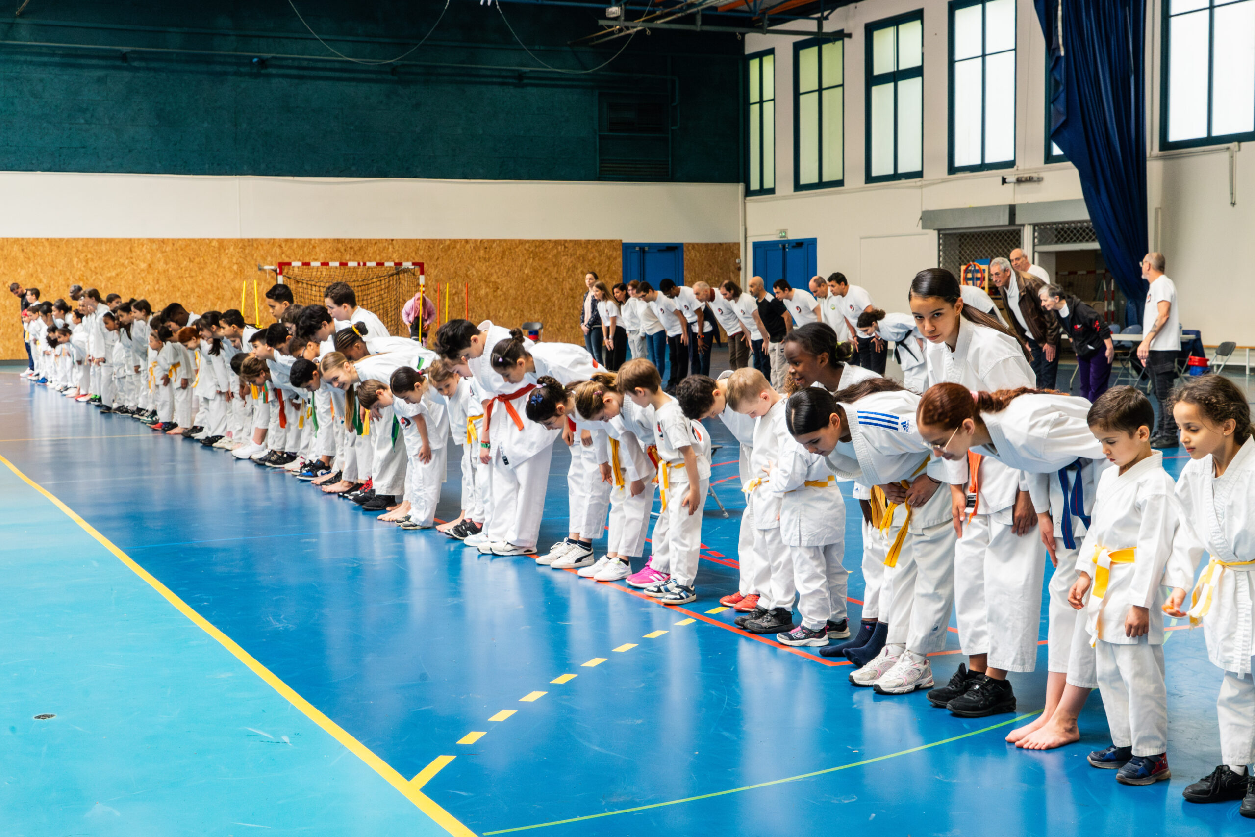 Les pratiquants du club saluent ensemble